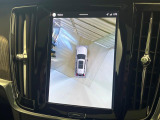 【360&deg;ビューカメラ】4台の高解像度カメラで360度の鳥瞰図を表示。隣の車や壁、死角にある障害物などを画面で確認できるため、狭いスペースでの駐車・出入りも安心です。