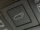 【パワーバックドア】スマートキーや運転席のボタンを押すだけでリアゲートが自動で開閉します!荷物を持っている時や、高い位置にあるバックドアを閉める際に便利な機能です♪