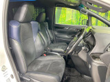 【ハーフレザーシート】高級感と座り心地を両立した人気のシート♪背面・座面のファブリック素材は、通気性の良さや滑りにくさに優れています。気温や服装に左右されず快適にお乗りいただけます。