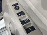 【電動格納ミラー】サイドミラーは電動格納式となっており、狭い駐車場でもキズがつくリスクを抑えられます。