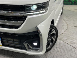 【LEDヘッドライト】悪天候や夜間走行時も良好な視界を確保し安心して運転できる高輝度LEDヘッドライトを装備!点灯速度が早く、消費電力も抑えられています。