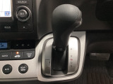 5速AT車のセレクトレバーです。低速から高速までスムーズな走りを実現するとともに、エンジン効率のよい領域を維持することで燃費にも貢献します。