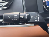 【オートワイパー(AUTO)】雨が降り出した時に、雨滴検出用センサー(レインセンサー)が雨滴を感知すると、自動でワイパーが動作します。