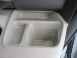 運転席側の手の届きやすい位置にもドリンクホルダーが付いています。