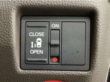 【片側パワースライドドア】片側がパワースライドドアになっており、運転席のスイッチやスマートキーでも開閉が可能です!開口部も広いので乗り降りも楽々♪