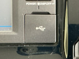 USBチャージャー搭載。スマートフォンなどの充電にとっても便利です。