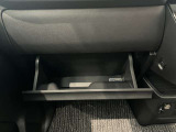 車検証入れになどにも使える便利な収納BOXあります。