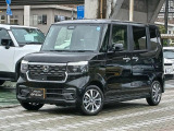 中古車を購入する場合、「車両本体価格」に加えて、税金や手数料などの「諸費用」を支払う必要があります。「法定費用:自動車税や自賠責保険等の国や自治体に払うことが法律上義務付けられている費用」「販売店手数