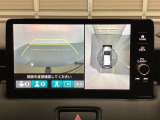 マルチビューカメラシステム搭載車です。お車の周囲を全方位でカバーします。後方・前方・両脇と、コンディションが悪い視界でもカラーモニターに映し出した映像がドライバーをサポートします。