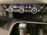 オートエアコンがついてます。左右独立で温度設定のできるデュアルオートエアコンです。パネル内のシートヒータースイッチは前席の左右別々に温度設定ができます。