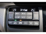 運転席と助手席の温度設定の変更が可能な左右独立タイプのデュアルエアコンです♪♪♪暑がりな人・寒がりな人も誰もが車内を快適にお過ごしいただけます♪♪♪