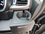運転席側の手の届きやすい位置にもドリンクホルダーが付いています。