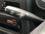 ワイパースイッチです。「INT」では間欠ワイパーの作動時間間隔を変更できます。
