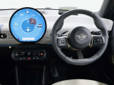 運転に必要な情報はヘッドアップディスプレイ、中央ディスプレイからタッチパネルで操作します。