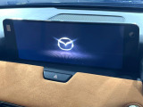 【12.3インチマツダコネクト】車内の雰囲気にマッチした大型ディスプレイ。スマホ接続でのナビ使用やBluetooth再生等、様々な機能が楽しめます。直感的なダイヤル操作が可能で、使い勝手も良好です。