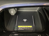 センターコンソールにはワイヤレス充電器を装備してます。Qi(チー)規格対応のスマートフォンなどを置くだけでワイヤレスで充電可能です。またスマートフォンの充電可能なUSB端子なども別途装備しています。