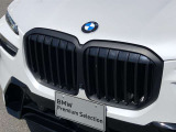 左右のキドニー・グリルの中心にはBMWのエンブレムが鎮座し、個性を放つデザイン性を兼ね備えました。