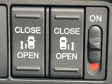 【両側パワースライドドア】スマートキーや運転席のスイッチで後席両側スライドドアの開閉が可能♪電動だから力を入れてドアを開ける必要が無く、小さなお子様でも簡単に開け閉めでき快適です♪