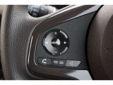ハンドル左部分でオーディオ操作が可能。そのため、運転中でも目線をずらさずに安全運転♪スマートフォンを接続してハンズフリー通話も可能です。