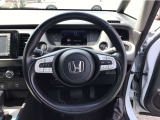 【ハンドル】運転にかかわる様々な操作を安全に行えるように視点移動が少なく、操作性に配慮されたスイッチ類が凝縮されたコックピット。