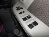 パワーウィンドウスイッチで運転席から全席の窓の開閉ができます。