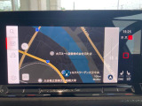 大型タッチスクリーンナビ搭載。スマホのような滑らかな操作で車全体のカスタムも可能です。こちらの車にはTVも視聴いただけます。