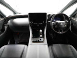 上質で落ち着いた印象のインパネ。視界も広々で運転しやすいです。