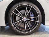 【BMWアロイホイル】軽量かつ強度に拘ったアロイホイル。走行性能ポテンシャルを引き出す設計。車の足元を引き締めてくれる大きなポイントはアロイホイルです。