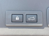 【パワーバックドア】スマートキーや運転席のボタンを押すだけでリアゲートが自動で開閉します!荷物を持っている時や、高い位置にあるバックドアを閉める際に便利な機能です♪