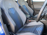 運転席は使用感を抑えた良好なコンディション。気持ちよくお乗りいただけます。