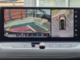 アラウンドビューモニター。上空から見下ろしているような映像で、スムースな駐車をサポートします。