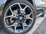 ●純正アルミホイール:輸入車ならではの卓越した走りを支えるホイールと足回りです!日本車の走りに慣れている方にもぜひ体感して頂きたいほど、高いレベルでまとまっています!
