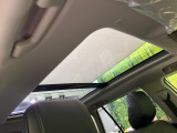 【大型サンルーフ】車内の解放感が一気に上がる大型のパノラマルーフ!季節を問わず開放的で快適なドライブをお楽しみいただけます。流通量も少なく希少価値の高い人気の装備です♪