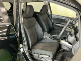 運転席は、大きな座面と包み込むような背もたれがドライバーの身体全体をしっかり支えます。上質なシート素材と座り心地のよいクッションを採用し、長時間の運転やコーナーの多い道も快適です。