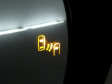 【BSM(ブラインドスポットモニター)】・・・隣の車線を走る車両をレーダーで感知。車両を感知するとドアミラーに搭載されたLEDインジケーターが点灯。