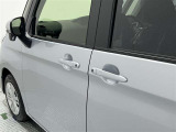 前席、後席はワンタッチで楽にお車の開け閉めが楽に可能です!