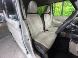 運転席まわりには十分なスペースがあり、大柄な方でもゆったり運転していただける環境です。