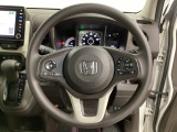 ハンドルにHondaセンシング系のクルーズコントロールやレーンキープアシストなどのスイッチと、オーディオの操作スイッチが装備されています。ハンドルから手を離さず安全に操作できます。
