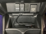 アクセサリーソケットはUSBのアダプターなどをつければ、スマホの充電にも使えます。横にはナビゲーション用の外部入力可能なUSB端子とHDMI端子がついており、周辺には物が置けるボックスがついています。