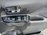 パワーウィンドウは今や当たり前の装備ですが、無いと困ります。運転席ワンタッチでフルオープン・フルクローズ可能なオート機能付です!