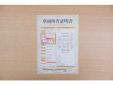 【車両検査証明書】店頭にてクルマの状態が一目で分かる検査証明書を公開中。トヨタ認定検査員が厳しく査定し、状態を点数と図解で表示しています。修復歴はもちろん、傷やヘコミの箇所や程度がご確認いただけます。