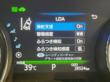 【車線逸脱警報】道路上の白(黄)線を認識し、意図せず走行中の車線からはみ出しそうになった時、メーター内の警告灯とブザーで注意喚起してくれる安心・安全機能です♪