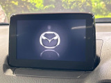 【8.8インチマツダコネクト】車内の雰囲気にマッチした大型のディスプレイ。スマホ接続でのナビ使用やBluetooth再生等、様々な機能が楽しめます。直感的なダイヤル操作が可能で、使い勝手も良好です。