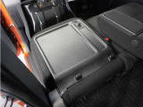 【シートバックテーブル】助手席をシートアレンジでテーブルに変身。車内でのお食事などで役立ちます。