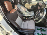 運転席シート回り。合成皮革と布張りのシートが上品です。
