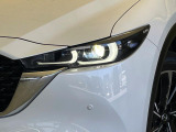 【LEDヘッドライト】悪天候や夜間走行時も良好な視界を確保し安心して運転できる高輝度LEDヘッドライトを装備!点灯速度が早く、消費電力も抑えられています。