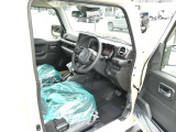 頑強なラダーフレームに、高い走破性を実現する副変速機付パートタイム4WD、障害物をクリアする高い地上高やアングル角度など、走破性に対して妥協のないスペックを持ったクルマです。