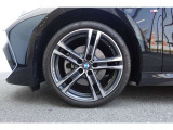 【BMWアロイホイール】軽量かつ強度に拘ったアロイホイール。走行性能ポテンシャルを引き出す設計。タイヤのサイドウォールが強化されたランフラットタイヤは、パンク時にタイヤがつぶれてもリムから外れません。