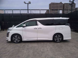 両側パワースライドドア付きだから、狭い駐車スペースなどでの 乗り降りラクラク!小さなお子さまのいるご家庭には嬉しい装備。