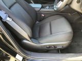 マツダ車のシートは人間工学に基づき設計されています。人の骨盤を支える様にシート内部の素材を研究し開発されていますのでロングドライブでも疲労を感じにくいのが特徴です☆
